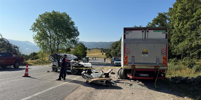 Tokat'ta Park Halindeki Kamyona Çarpan Araçta Can Kaybı
