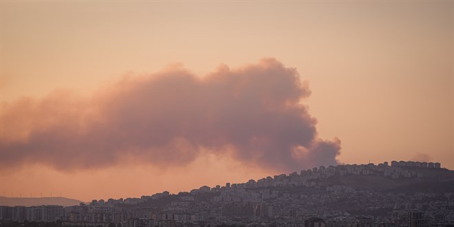 �zmir'de ��pl�k alanda ba�layan yang�n ormanl�k alana s��rad�