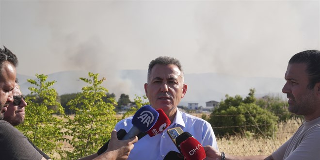 Tar�m arazisinde ba�layan yang�n ormana s��rad�: 3 g�zalt�