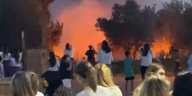 �alvar gecesi zehir oldu! Havai fi�ekler k�y� yak�yordu