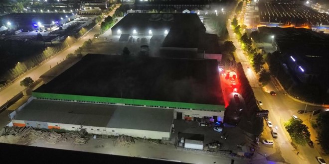 D�zce'de mobilya fabrikas�nda yang�n