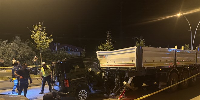 PÖH öğrencilerinin bulunduğu araç, TIR'a çarptı; 2 ölü, 3 yaralı