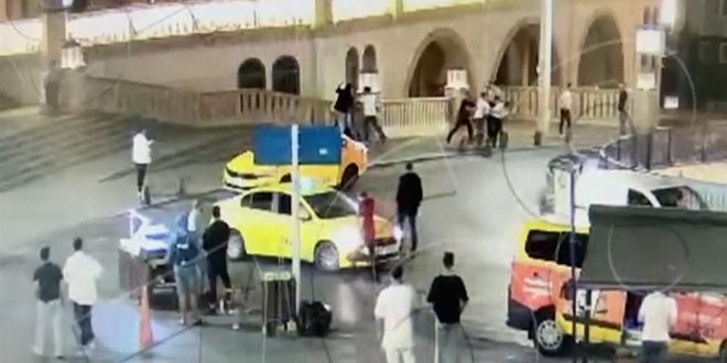 Taksim Meydan�'nda laf atma cinayeti: 6 ki�i d�verek �ld�rd�