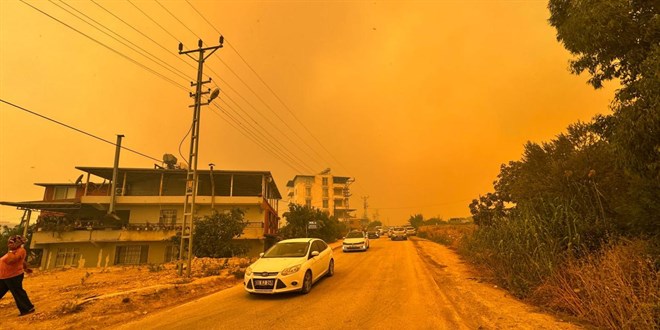 Hatay'da orman yangını: 200 hane tahliye edildi