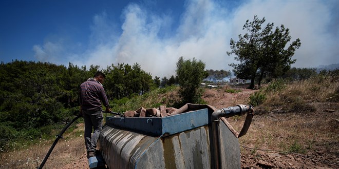 Yang�nlarda k�yl�ler, ekiplerle omuz omuza m�cadele ediyor