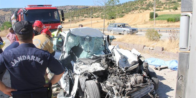 Manisa'da tr ile otomobil arpt: 4 l