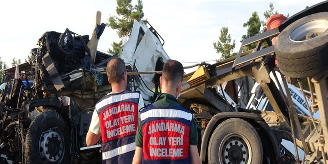 Lastiği patlayan TIR, karşı şeride geçip TIR ile çarpıştı: 1 ölü, 1 yaralı