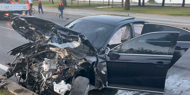 İstanbul'da iki otomobil çarpıştı: 1'i ağır 3 yaralı