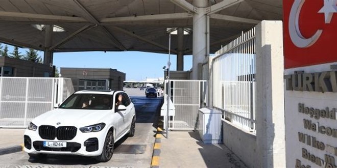 Gurbetilerin Trkiye'ye Yolculuu Snr Kaplarnda Devam Ediyor