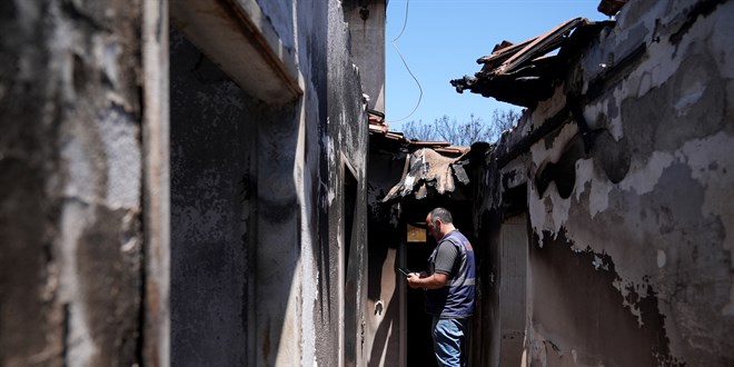 Menderes ve Seferihisar'da yanan ormanlardan geriye siyah rt kald