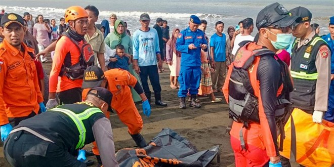 Endonezya'da feribot battı: 38 kişi kayıp