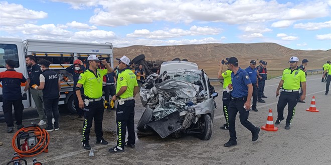 Yozgat'ta otomobil ile kamyonun arpt kazada 3 kii ld