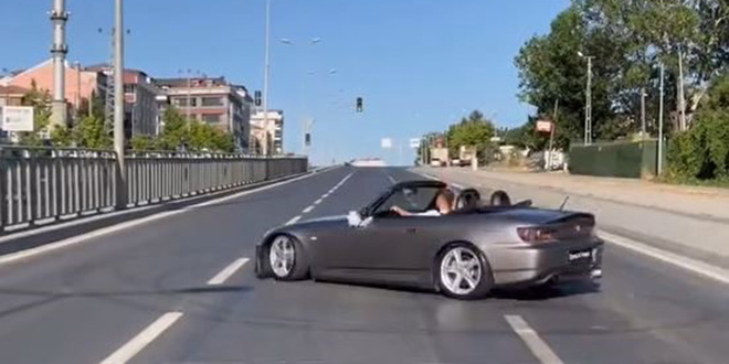 Trafik magandaları düğün konvoyunda tehlike saçtı
