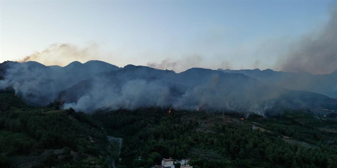 zmir Aliaa'da Mera ve Orman Yangn Kontrol Altna Alnd