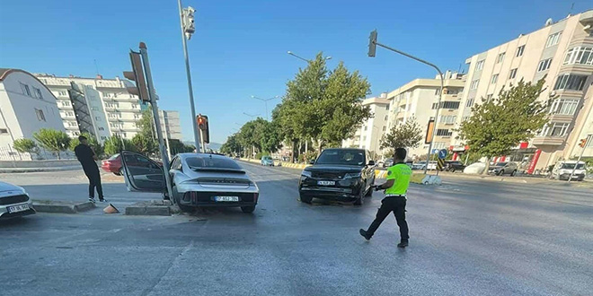 CHP'li Vekil lgezdi, anakkale'de kazas geirdi: 1 yaral