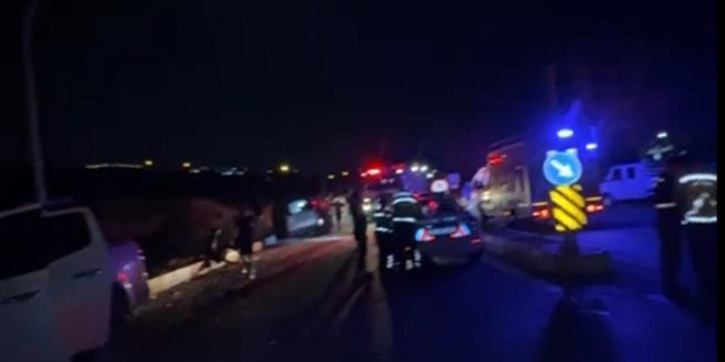 zmir'de kamyonet ile hafif ticari ara arpt: 7 yaral