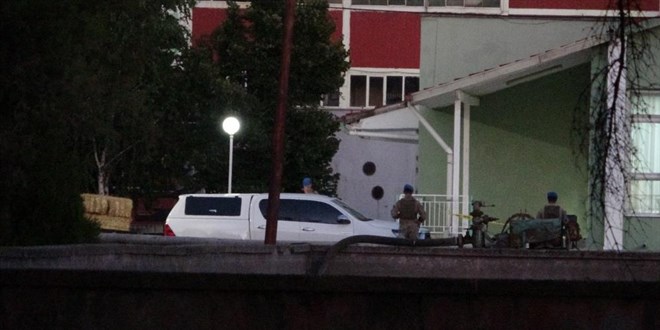 �zel g�venlik g�revlisi mesai arkada�lar�n� vurdu: 2 yaral�