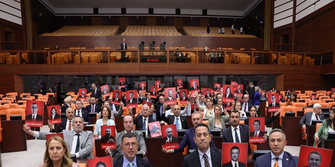 TBMM Genel Kurulu'nda CHP'li vekillerden protesto