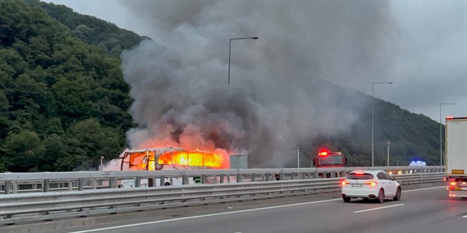 Anadolu Otoyolu D�zce kesiminde otob�s yang�n�: Yol ula��ma a��ld�