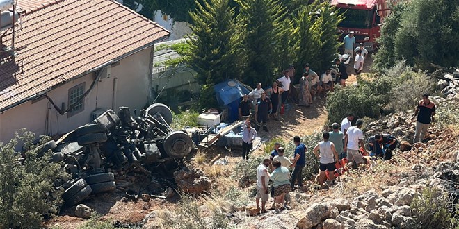 Antalya'da u�uruma devrilen kamyondaki 2 ki�i ya�am�n� yitirdi