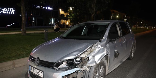 Otomobilin �arpt��� gen� k�z �ld�, s�r�c� arac� b�rak�p ka�t�