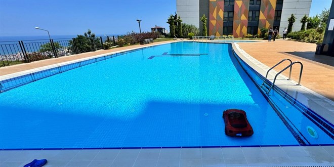 4 yaşındaki çocuk akülü arabasıyla havuza düştü