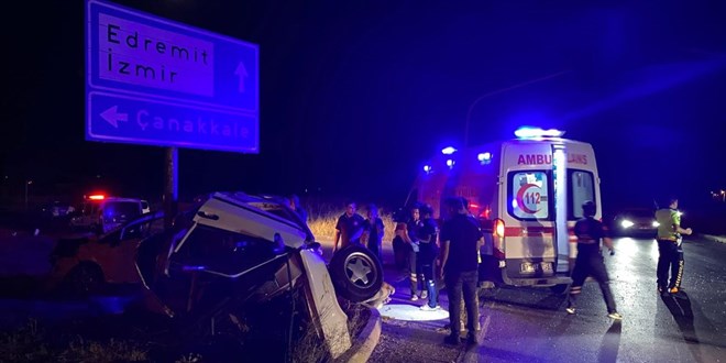 �anakkale'de iki otomobil �arp��t�: 1'i a��r 3 yaral�