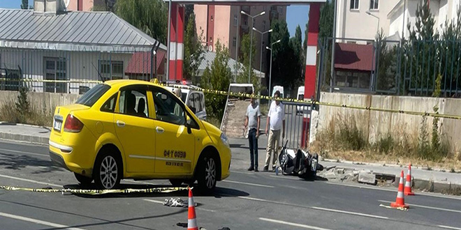 Ticari taksi ile motosiklet �arp��t�: Kar�-koca hayat�n� kaybetti