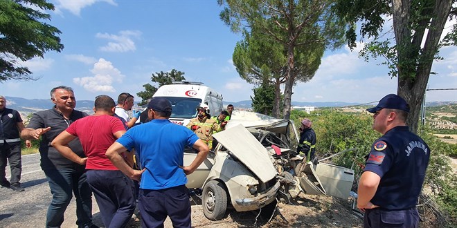 Manisa'daki otomobil ağaca çarptı: 1 kişi öldü