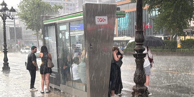 Ankara'da saanak ve frtna etkili oldu