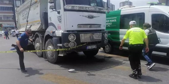 Motosiklet, kamyonun altında kaldı: 1 ölü, 1 ağır yaralı