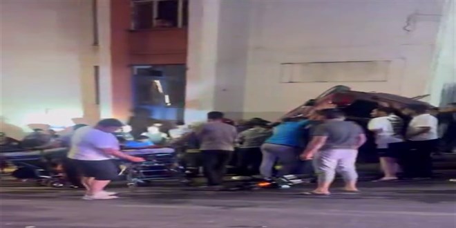 Otomobil, bariyerlere �arparak takla att�; 2 �l�