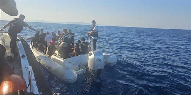 �zmir a��klar�nda 33 d�zensiz g��men kurtar�ld�