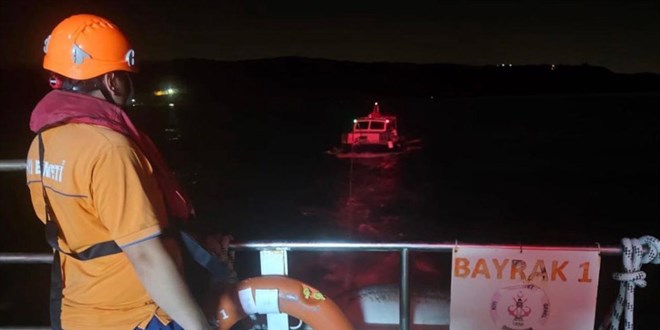 �stanbul a��klar�nda s�r�klenen teknedeki 4 ki�i kurtar�ld�