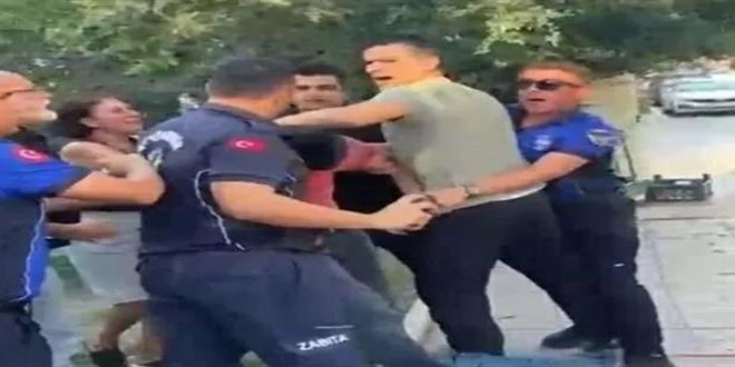 �zmir'de seyyar sat�c�y� darbeden zab�ta memurlar� a���a al�nd�