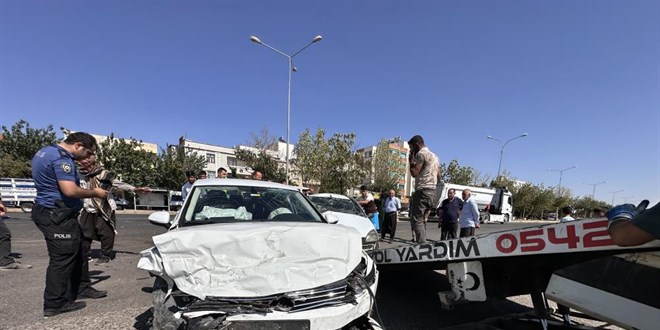 Siverek'te iki otomobil kafa kafaya �arp��t�: 1 �l�