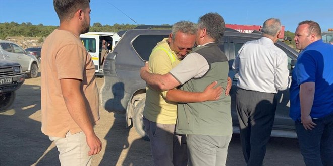Alevlerin arasından kurtulduktan sonra ağlayarak müdürüne sarıldı