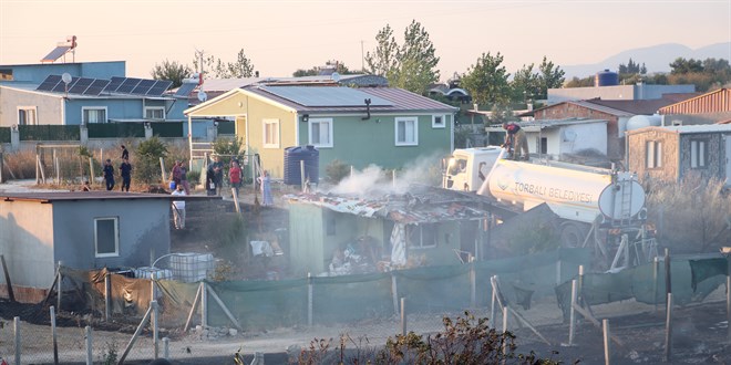 �zmir'de otluk alanda ��kan yang�n 8 eve hasar verdi