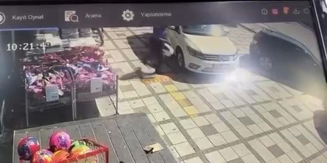 Yere çömelip poşetleriyle uğraşırken arabanın altında kaldı