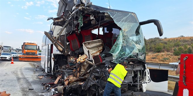 Mersin'de yolcu otob�s�n�n t�ra �arpmas� sonucu 9 ki�i yaraland�