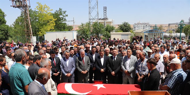 Trafik kazasnda hayatn kaybeden belediye bakan defnedildi