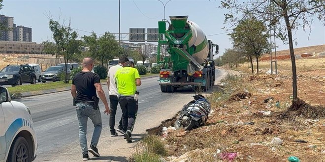 Beton mikserinin alt�nda kalan motosikletteki kad�n �ld�