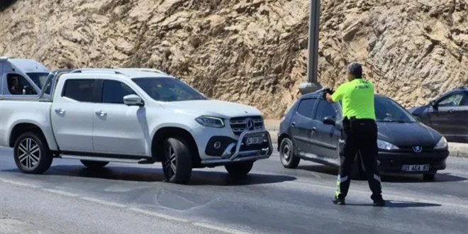 brahim Tatlses'in kz dur ihtarna uymad! Aracn polisin zerine srd