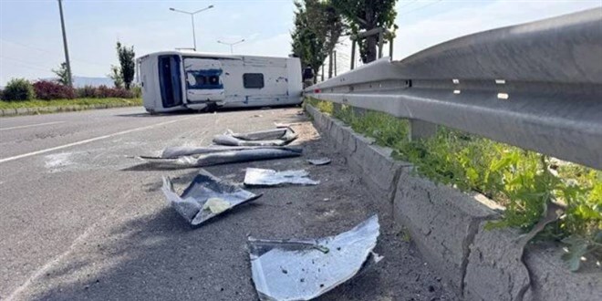 Erzurum'da askeri servis midibs devrildi: 13 yaral!