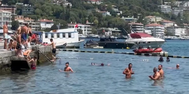 S�caktan bunalanlar Bo�az'da y�zerek serinledi