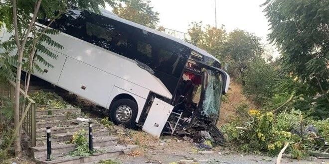 Servis otobüsü şarampole yuvarlandı: 8 yaralı