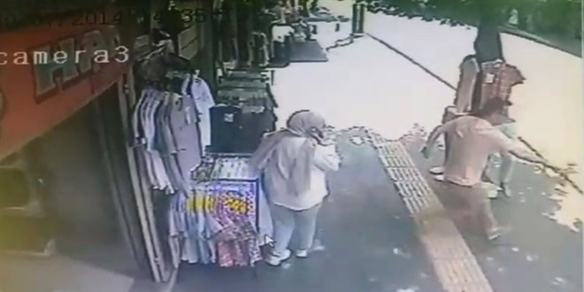 Bing�l'de bebek arabas� i�inde bebekle kald�r�mdan d��t�