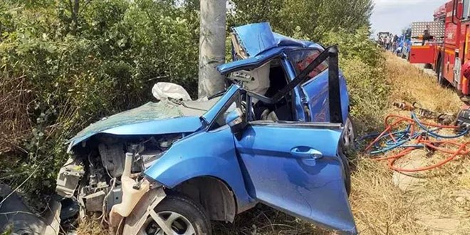 Otomobil beton direğe çarptı; 2 çocuk öldü