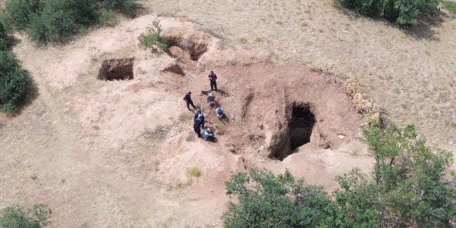 Kaçak kazı yaptılar, dronla yakalandılar
