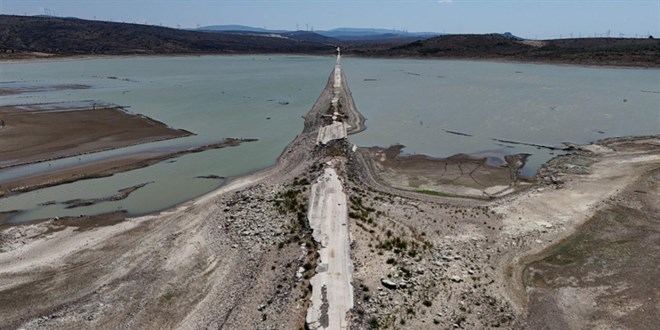 İzmir'de kuraklık alarmı: Eski İzmir-Çeşme kara yolu ortaya çıktı